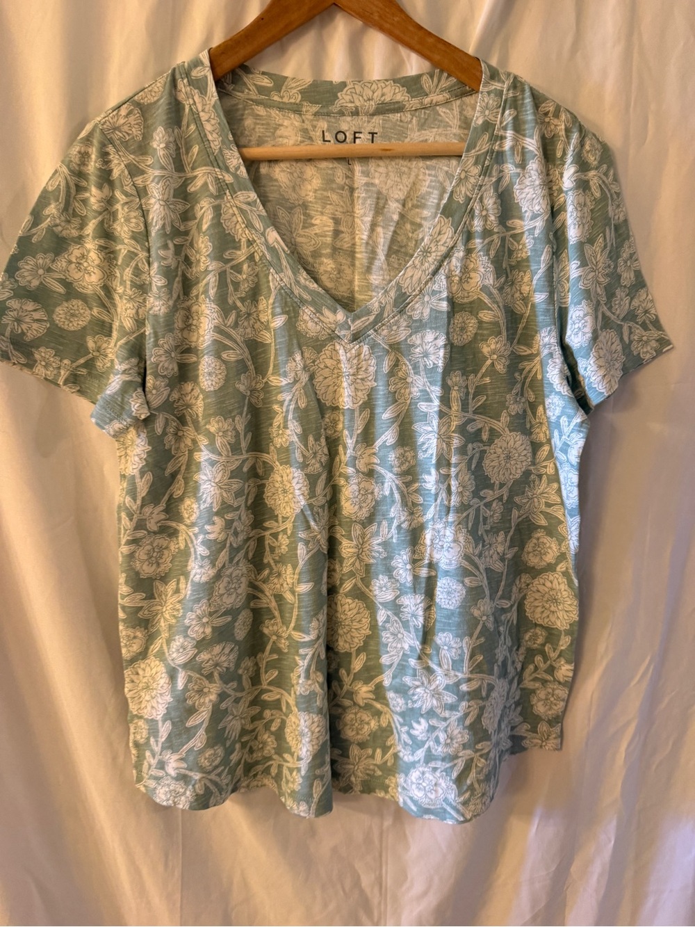 NWT Loft Women's Mint Green Floral V-Neck Tee - Picture 2 of 6